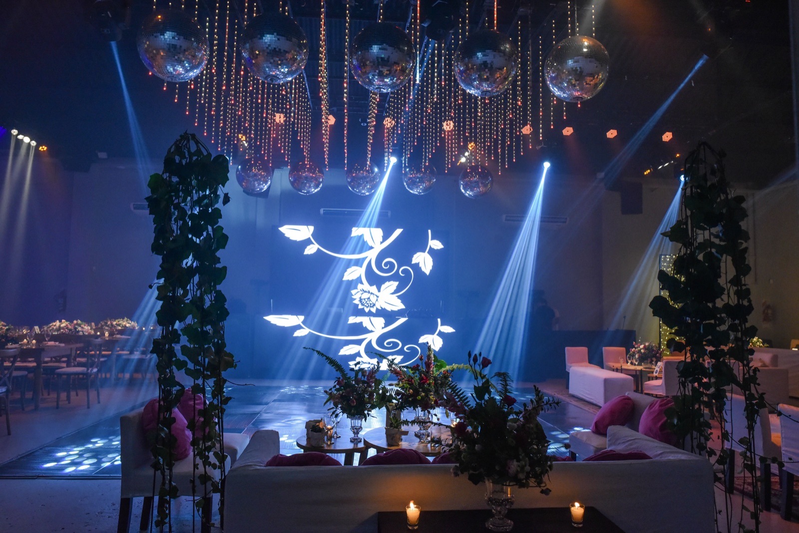 Bolas disco y proyección floral azul sobre los sillones